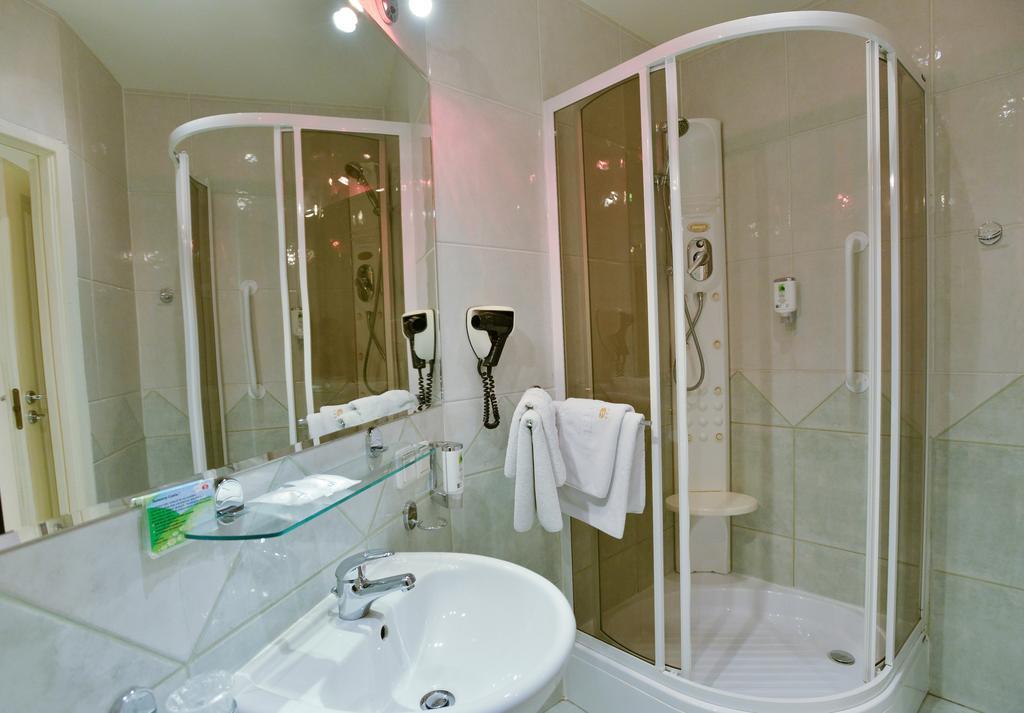 Elita Hotel & Restauracja Iwonicz-Zdrój Oda fotoğraf